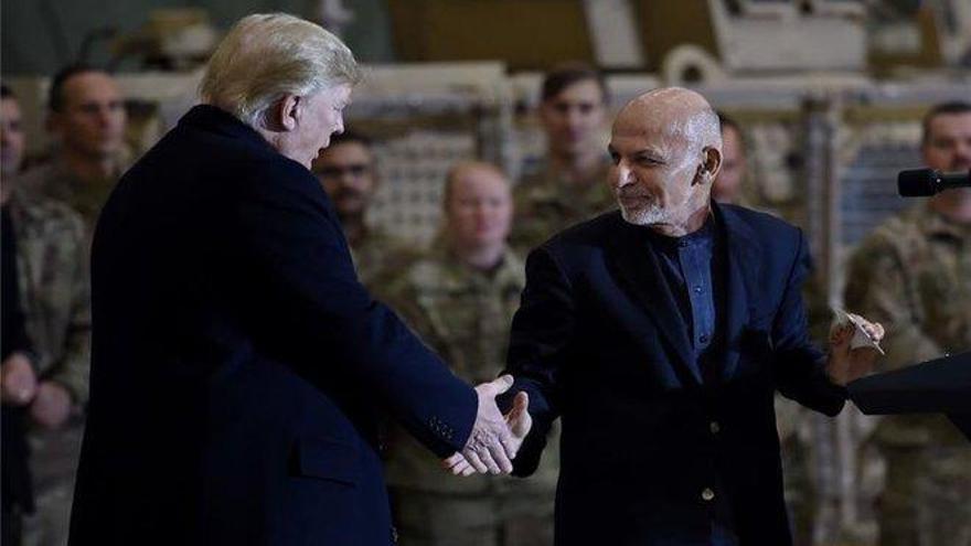 El presidente afgano se reúne con Trump y pide un alto el fuego de los talibanes
