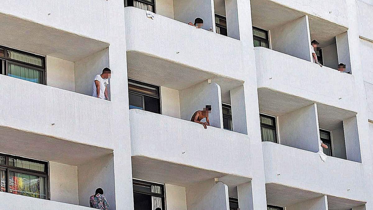 Varios adolescentes vinculados al macrobrote durante su confinamiento en el hotel covid.