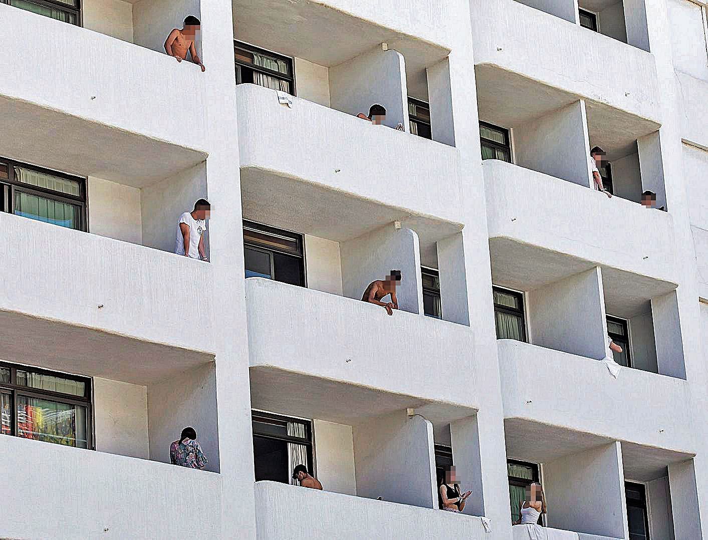 Varios adolescentes vinculados al macrobrote durante su confinamiento en el hotel covid. | B.RAMON