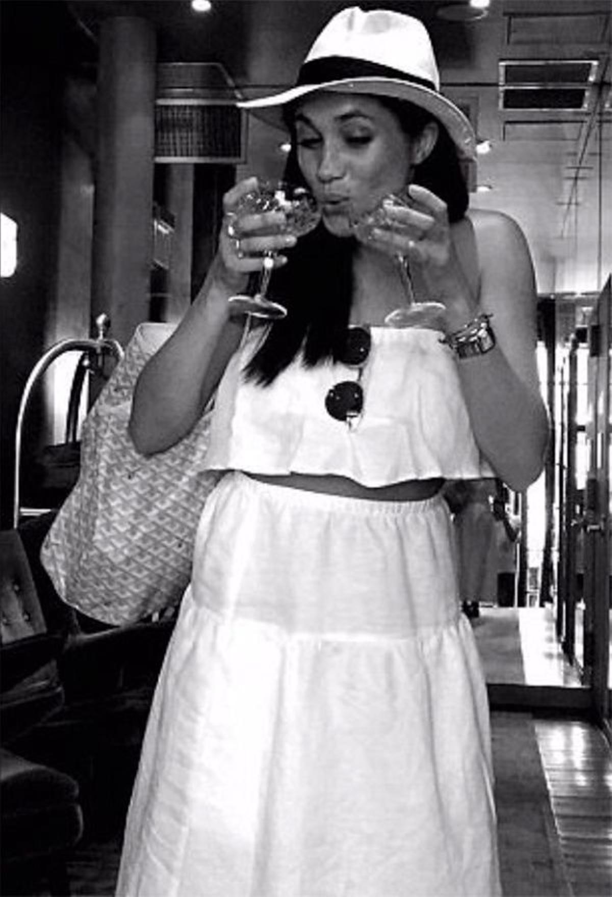 Meghan Markle sosteniendo dos copas de vino, en una foto borrada de su cuenta de Instagram