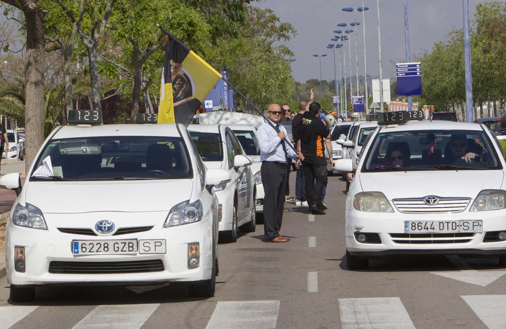 Protesta de los taxistas en Castelló contra Uber