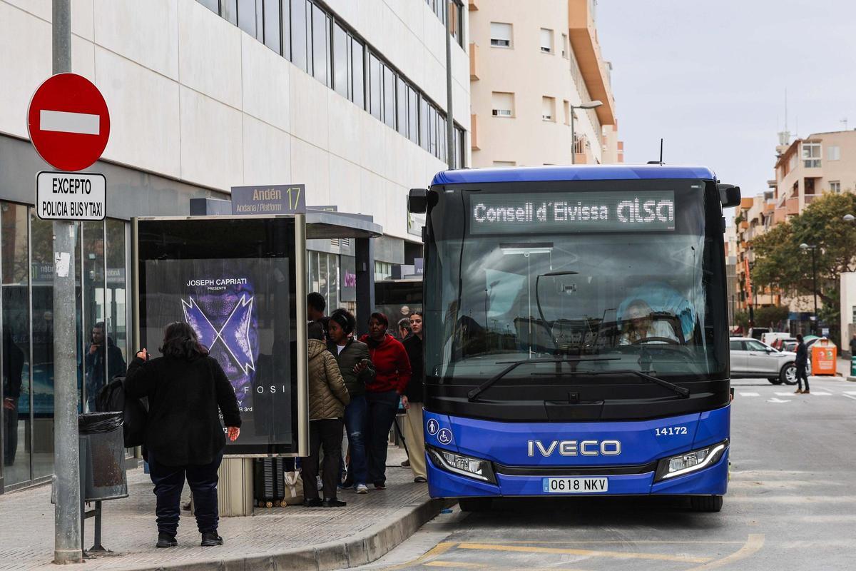 Imágenes del inicio de la nueva contrata de autobuses de Ibiza