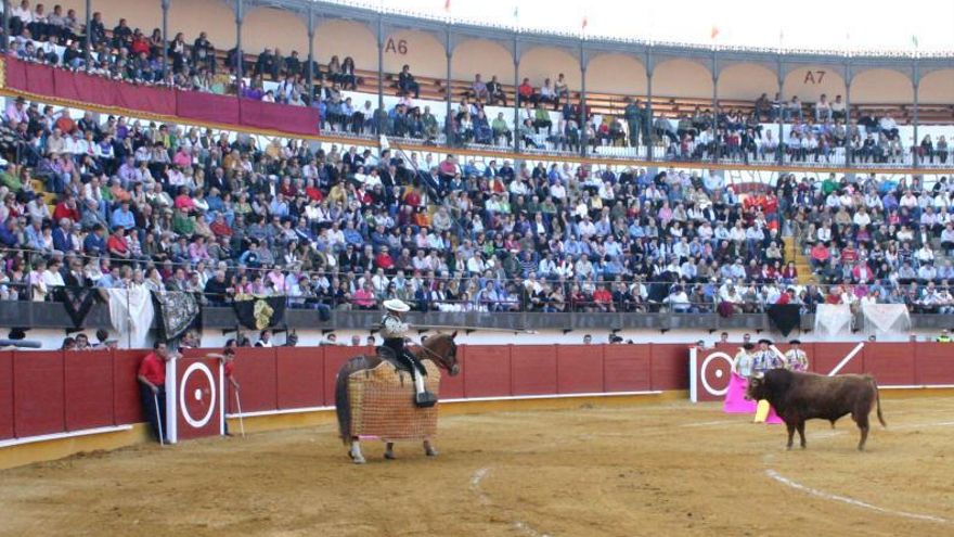 Un festejo taurino en el coso de Las Canteras de Priego.