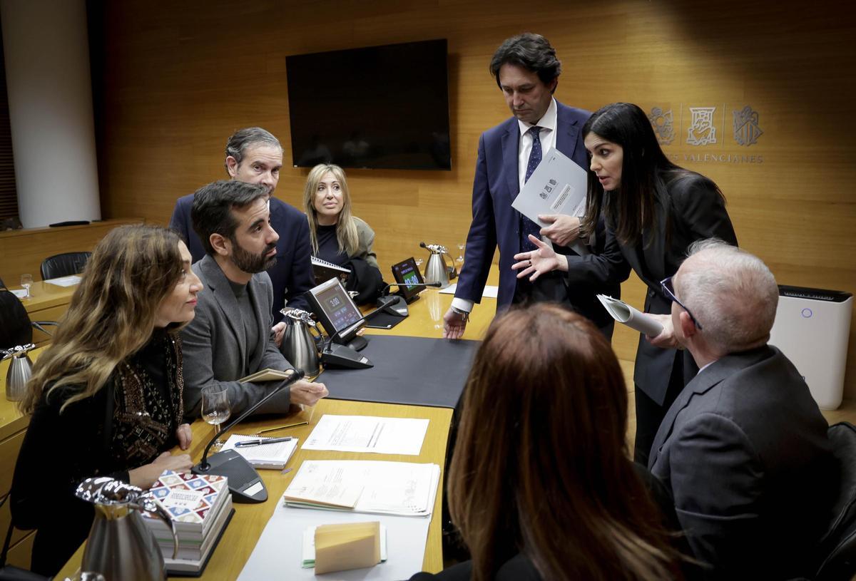 Los miembros de la mesa de la comisión de la dana debaten con los portavoces de la izquierda, en la sesión constitutiva.