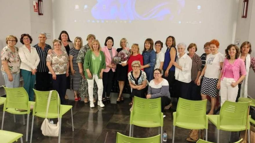 La autora con las asistentes al encuentro y recital en la Casa de cultura. | SERVICIO ESPECIAL