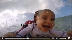Bebè de nou mesos surfejant amb el seu pare a Puerto Rico.