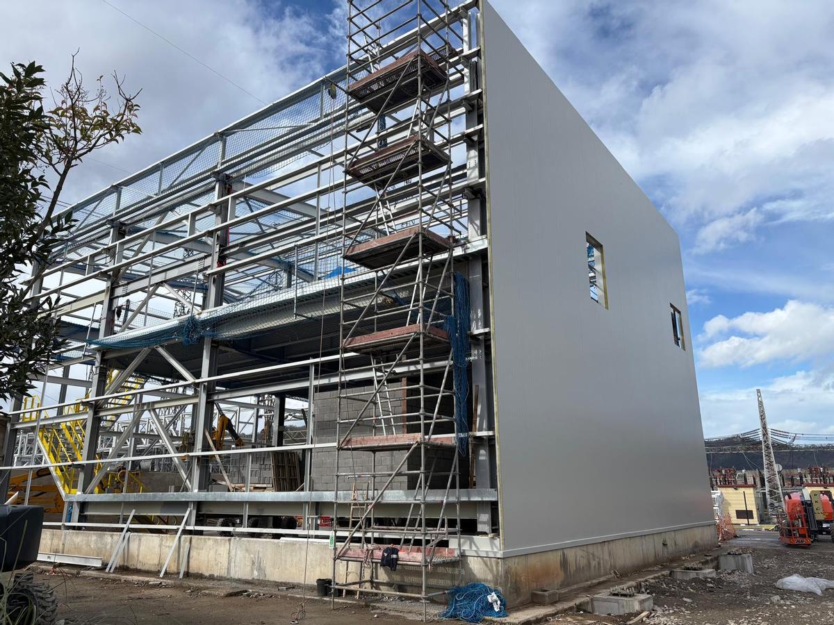 Construcción del edificio que albergará la nueva caldera para la descarbonización de la planta de Bayer en Langreo
