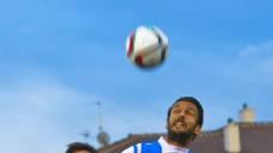 El capitán Javi Rubio pugna por el balón con un jugador del Lleida Esportiu.