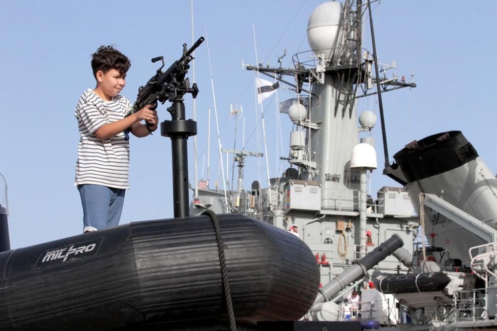 Puertas abiertas del buque Infanta Elena y exposiciones por el Día de las FF AA en Cartagena