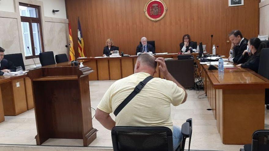 El acusado de abusar sexualmente de su sobrina de tres años, ayer, en la Audiencia de Palma.