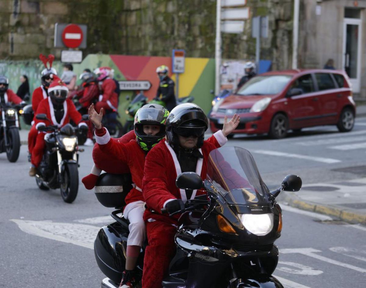 Papá Noel llega a Ponte Caldelas sobre dos ruedas
