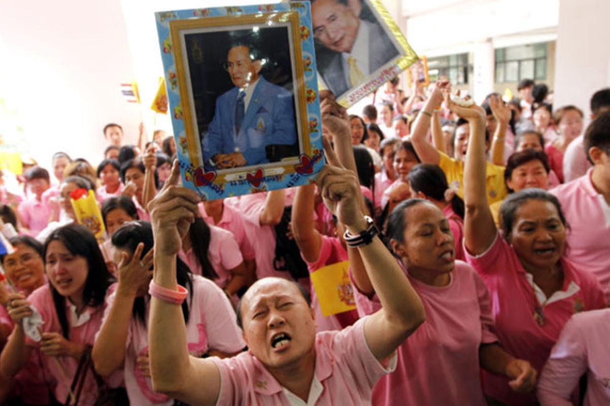Divreses persones sostenen imatges del monarca tailandès, Bhumibol Adulyadej, i criden frases com llarga vida al rei, davant l’hospital Siriraj de Bangkok, on es refà des del 2009.