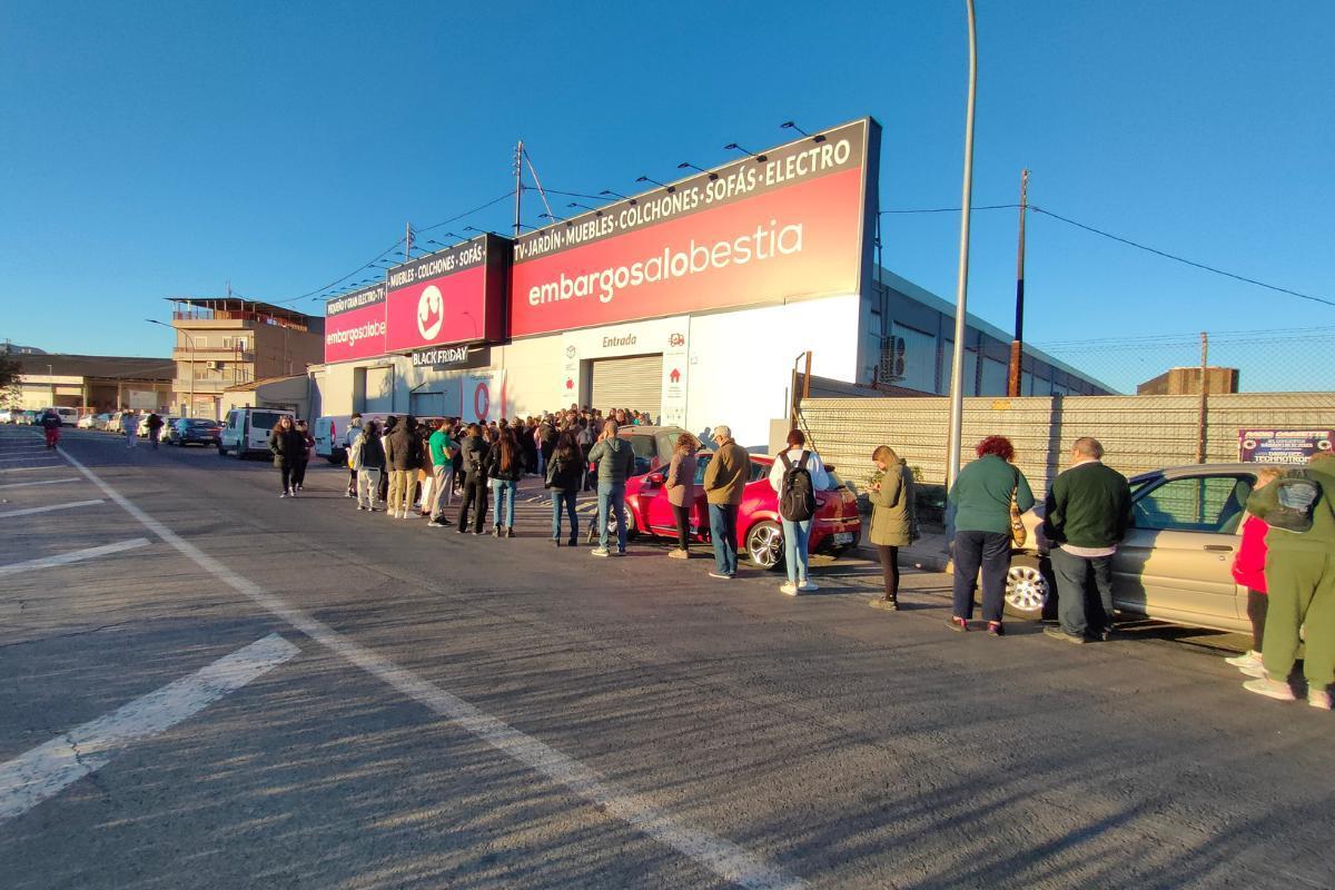 Colas en una tienda de Embargosalobestia debido a una de sus promociones.