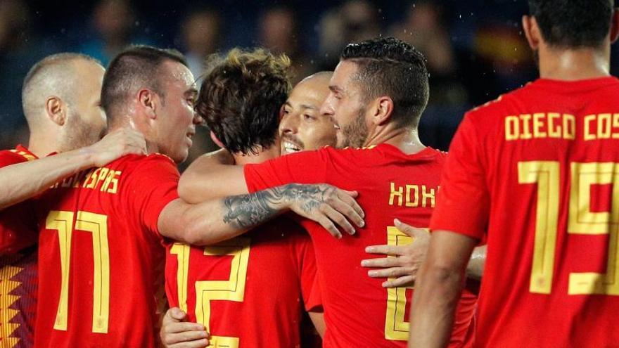 Los jugadores de la selección española celebran un gol.