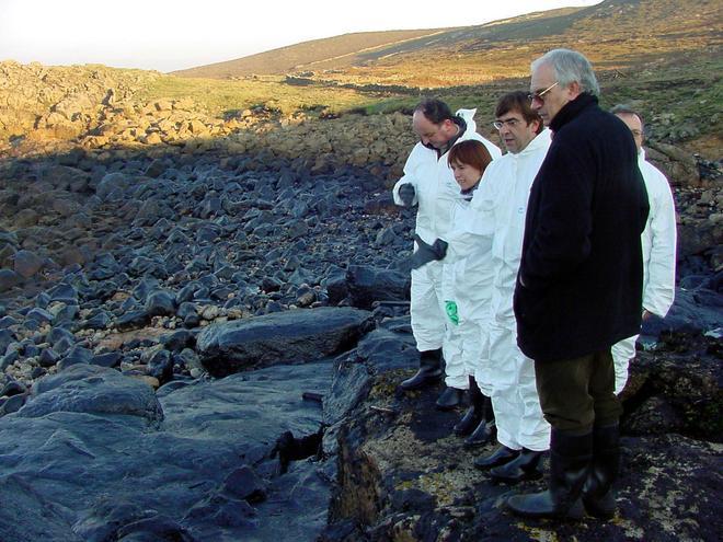 Francesc Antich, durante su visita a Camiñas para comprobar el desastre del Prestige.