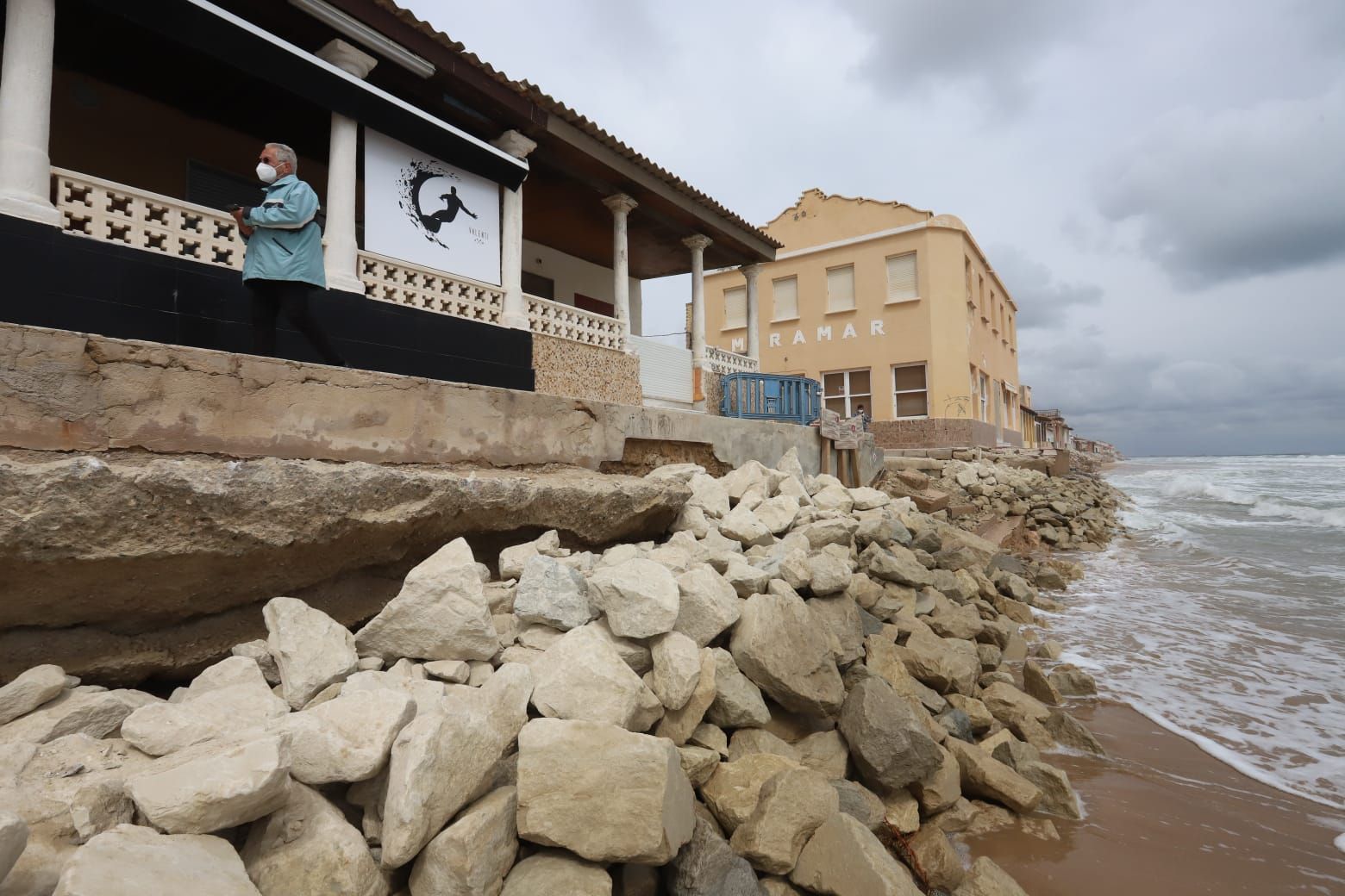 Guardamar denuncia ante Costas las obras sin autorización de vecinos de la playa Babilonia