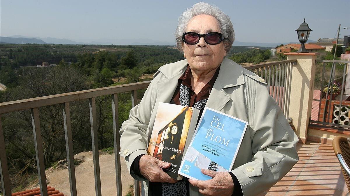 Neus Català sostiene, en el 2012, ejemplares del libro ‘Un cel de plom’ / ‘Cenizas en el cielo’.