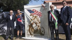 La autoridades del Mundial y de Rimini inauguraron, justo en el cruce donde se produjo el fatal accidente, un monumento en recuerdo del piloto norteamericano Nicky Hayden.