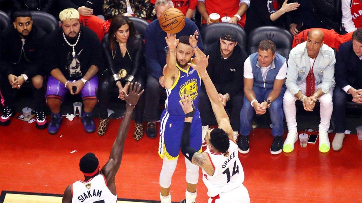 Curry mantiene las esperanzas de los Warriors