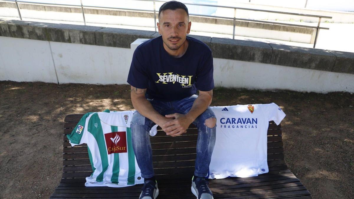 Jóse Manuel Fernández posa con las camisetas del Córdoba CF y Real Zaragoza.