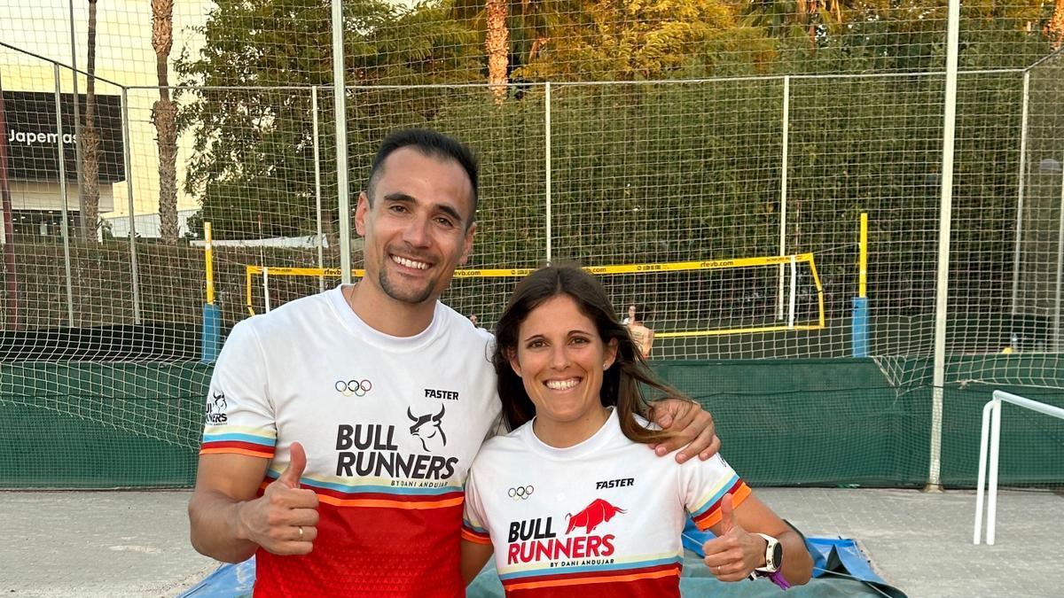 Dani Andújar y Mar Jover con su equipación de los Bull Runners.