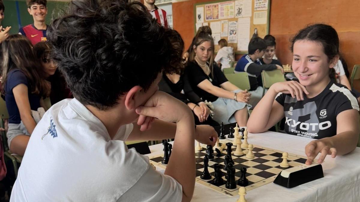Alumnos del instituto Sant Agustí, jugando al ajedez.