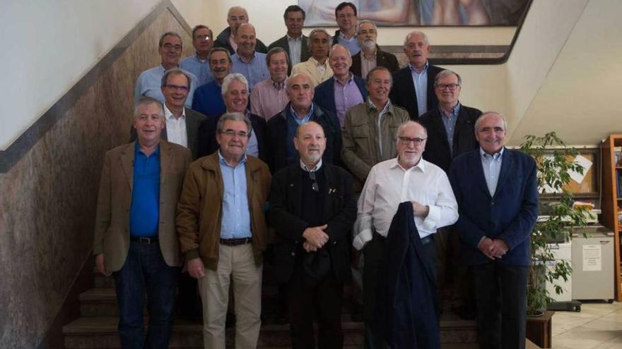 un encuentro de altura. Más de una veintena de exalumnos del Instituto Alfonso II nacidos entre finales de los años 40 y principios de los 50 regresaron ayer al centro a rememorar viejos tiempos. En primera fila, por la izquierda: Ignacio García Castiñeiras, Alberto Menéndez Villar, Francisco Manzanares, Eduardo Méndez Riestra y Pedro Rodríguez Inciarte; en segunda fila, Adolfo Rodríguez Asensio, Mario Llamazares, Claudio Álvarez, Guillermo González-Pola y Tomás Emilio Díaz; en tercera fila, Luciano Ángel López, Félix Ochoa, Ángel Martínez, José Manuel Vaquero Tresguerres y Ramón Rodríguez; en cuarta fila, José Luis Millán, Francisco Escotet, Martín Caicoya, Luis María Fernández Rivaya; y arriba del todo, Manuel González Pozueco, Luis González Pino y Luis Gutiérrez García. miki lópez