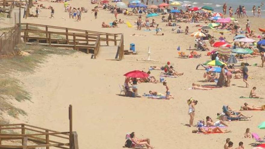 A pesar de que las temperaturas han sido más suaves de lo habitual por estas fechas, las playas registraron ayer una gran afluencia de bañistas. DIEGO FOTÓGRAFOS