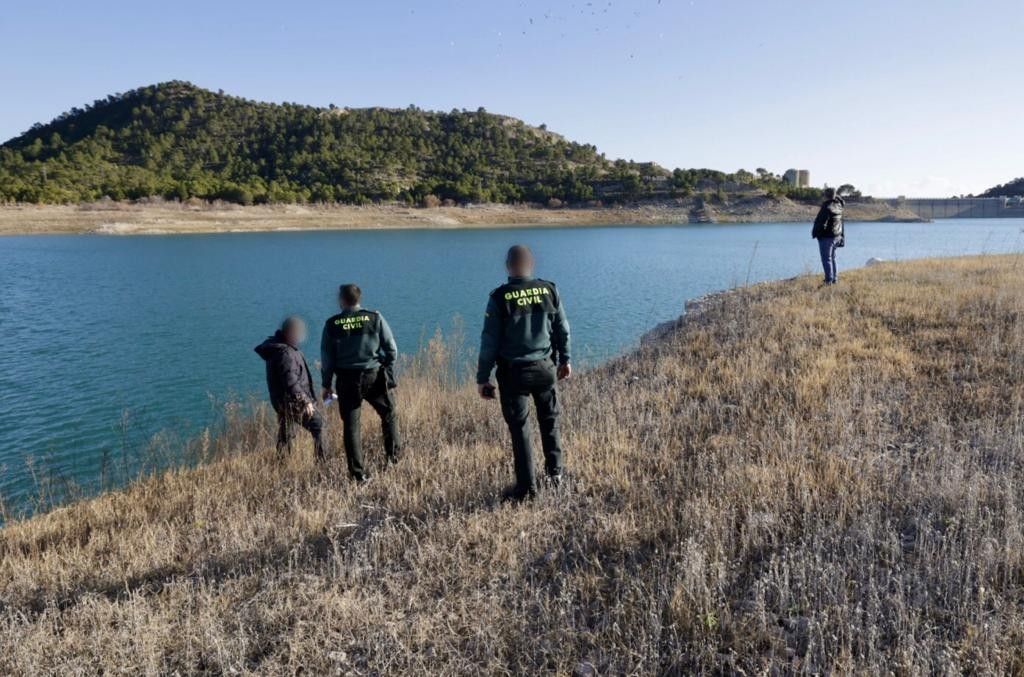 Un helicóptero de extinción cae al pantano de La Vila cuando hacía unas prácticas