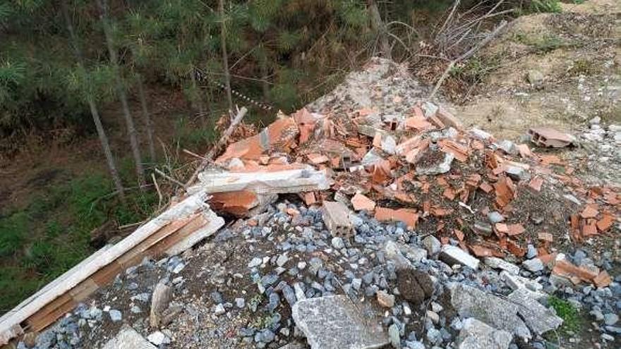 Restos de obra depositados en el monte de A Pedreira. // FdV