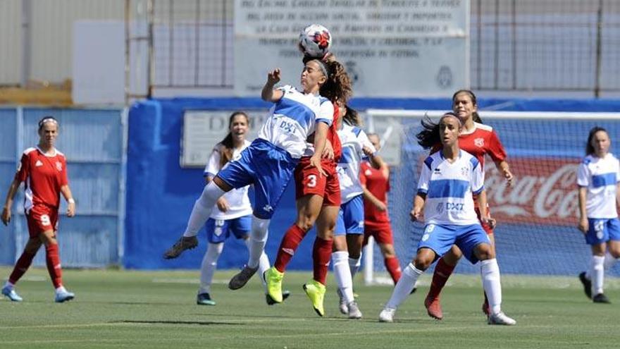 El partido se disputó con mucho ritmo y con acciones en las que las jugadoras se entregaron sobre el césped de La Salud.