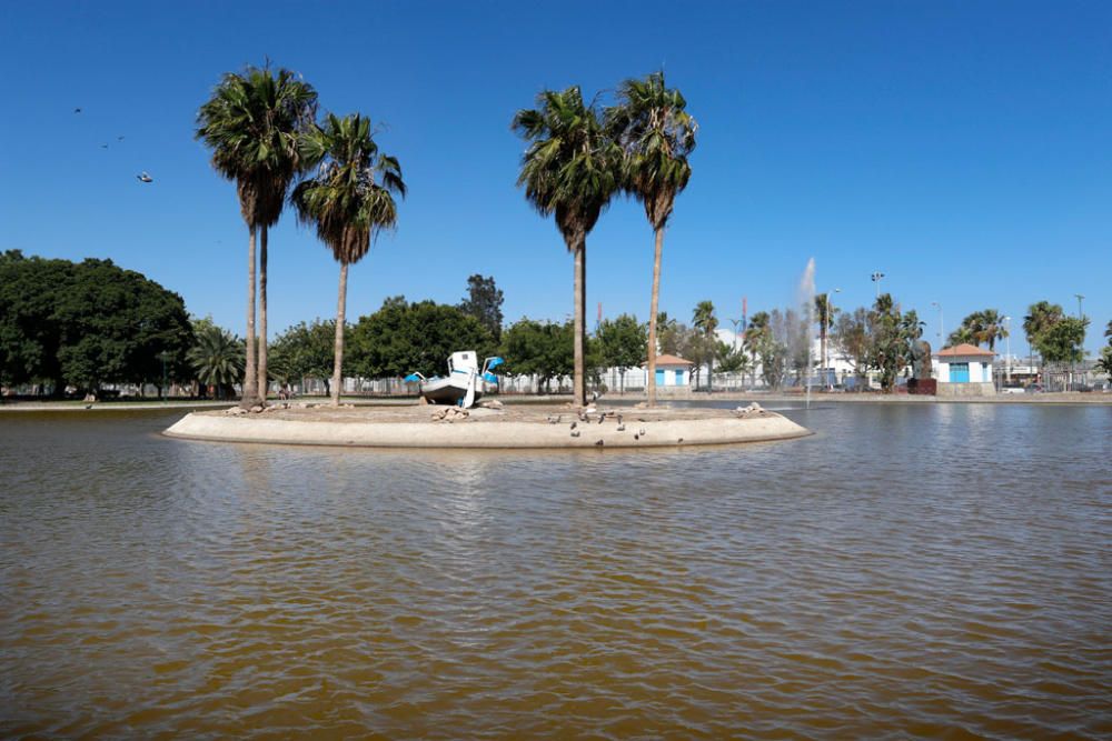 El PSOE critica que el fondo del lago grande del parque de Huelin lleva más de un año sin ser limpiado y el resto del parque está en mal estado.