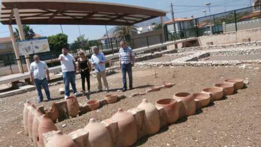 El arqueólogo Josep Ahuir muestra al alcalde y a los ediles el yacimiento.