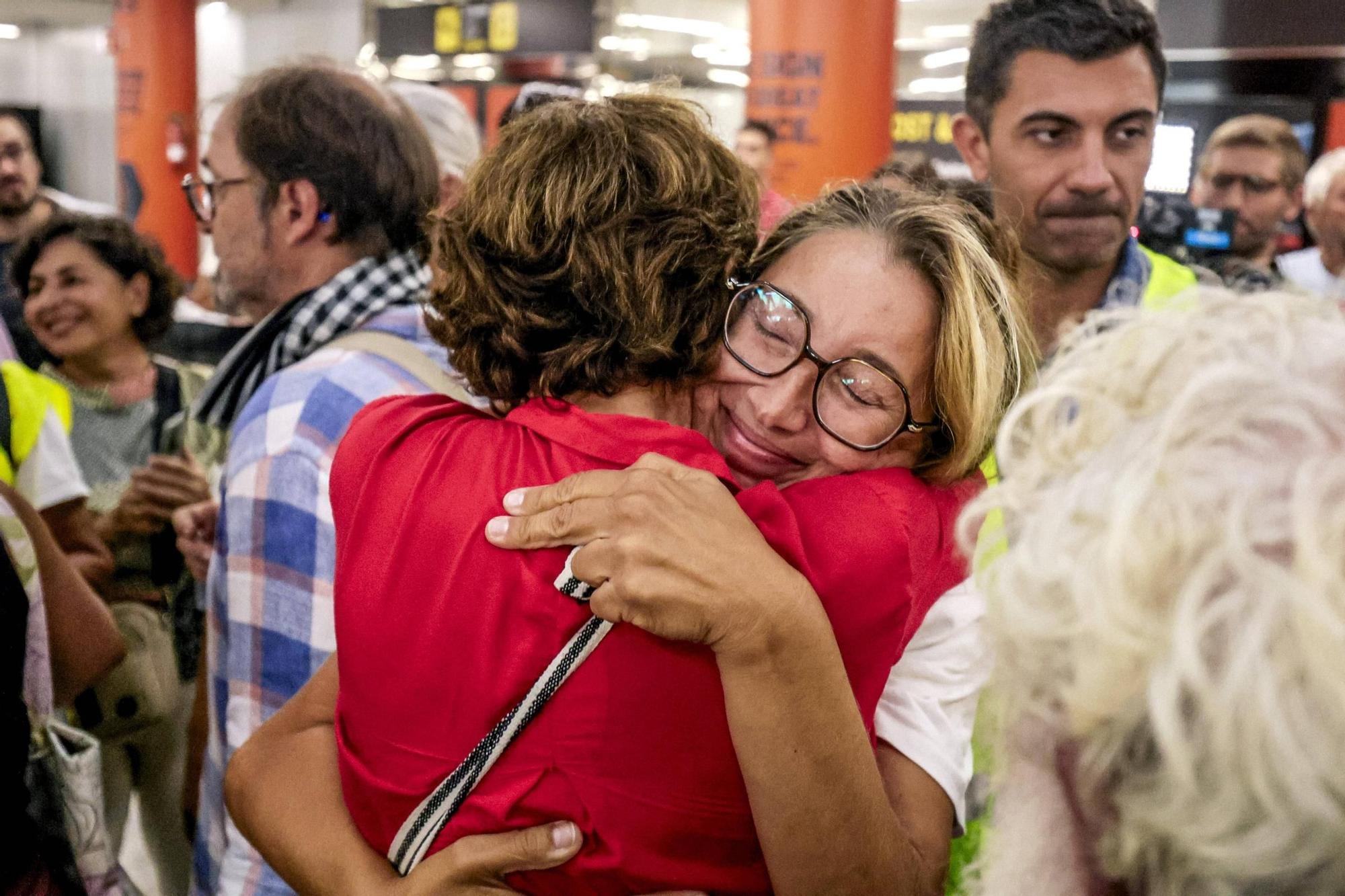 La llegada de Reyes Rigo, Lucía Muñoz y Alejandra Martínez al Aeropuerto de Palma en imágenes