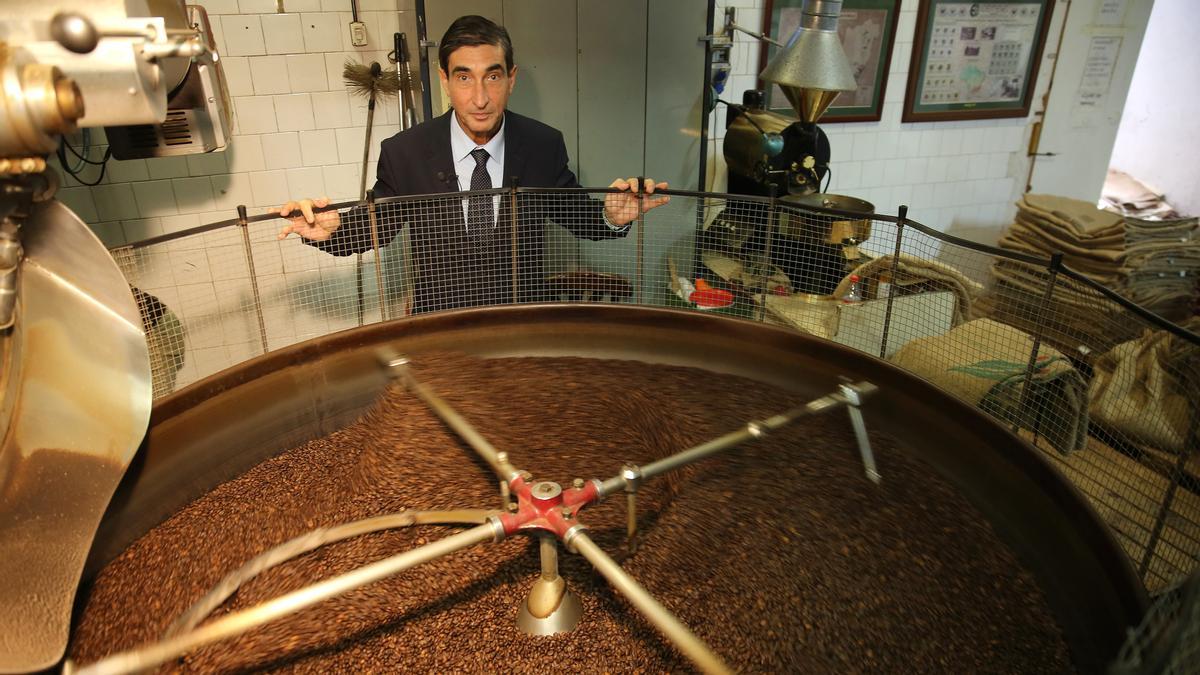 Xavier de Erausquin, junto a una remesa de café recién tostado en el Bracafé de Comte d’Urgell.