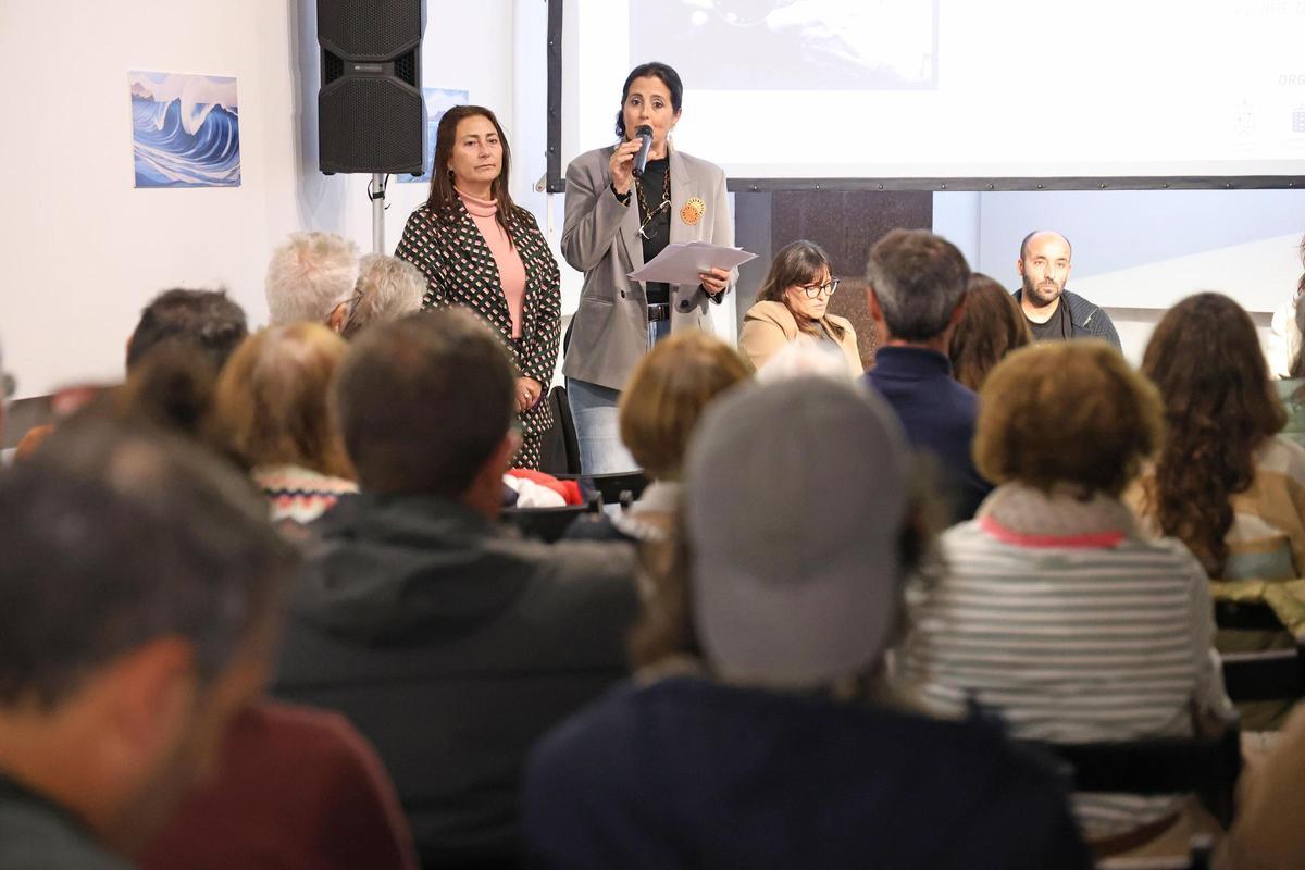 Asistentes, ayer, a la mesa redonda por el centenario del fotógrafo Javier Reyes en Haría.