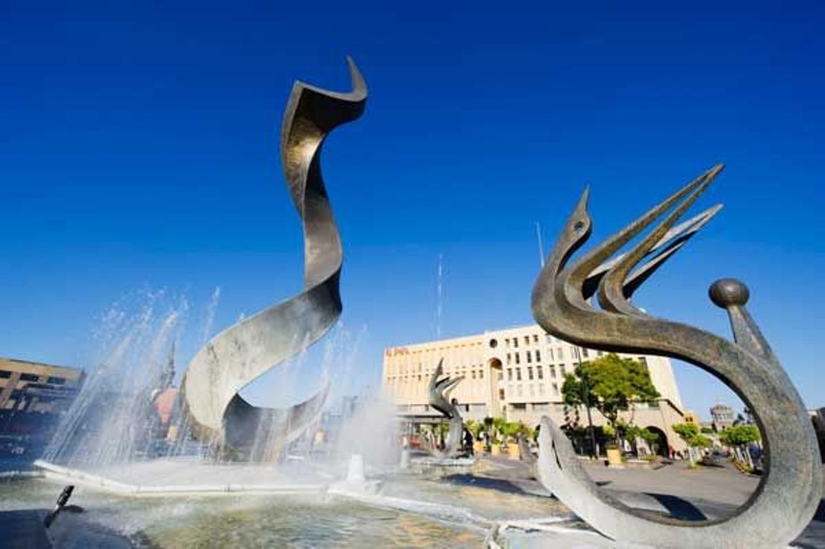 Escultura moderna en una de las plazas de Guadalajara.