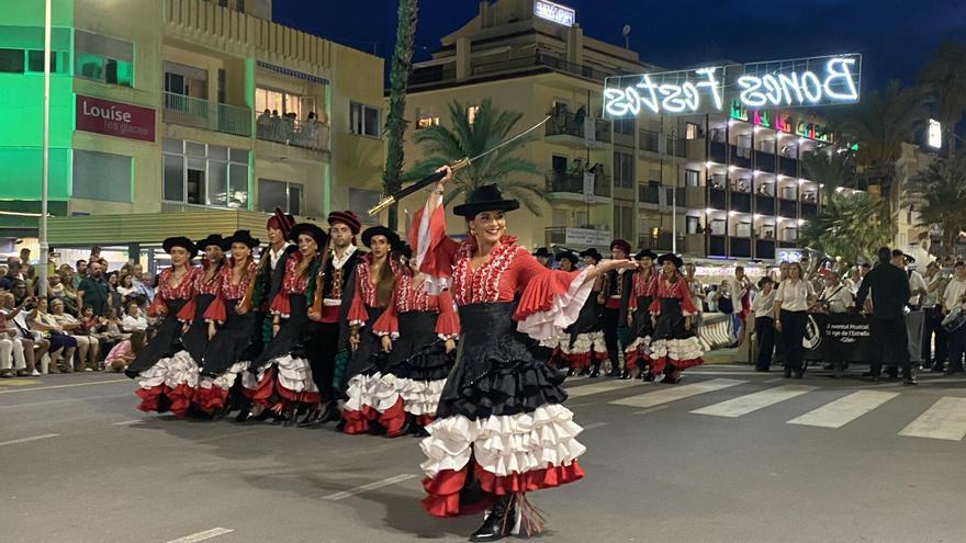 El desfile de las escuadras moras y cristianas toma las calles de Peñíscola