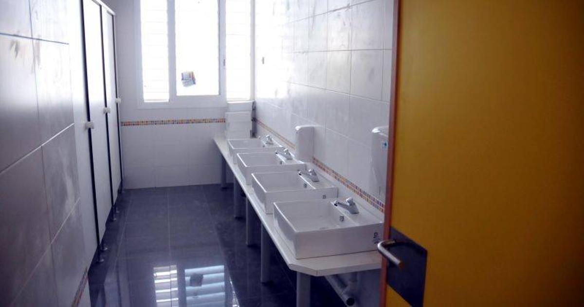 Zaragoza recortará 2,2 millones de la limpieza de centros municipales