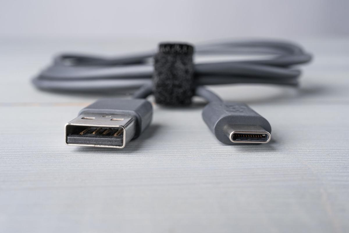 Un cargador USB C.