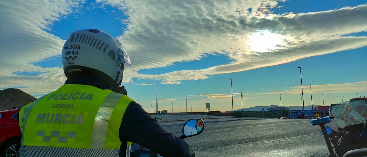 Un agente de la Policía Local de Murcia en una moto.