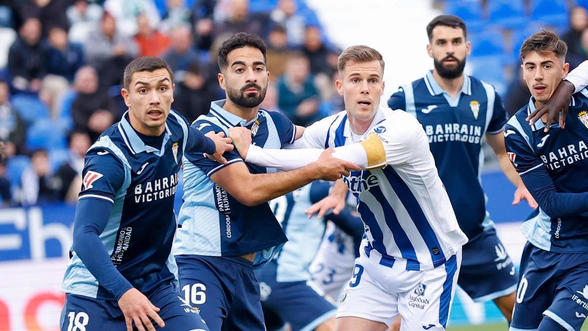 Rubén Alves forcejea con Diego García durante una acción a balón parado ante el Leganés.