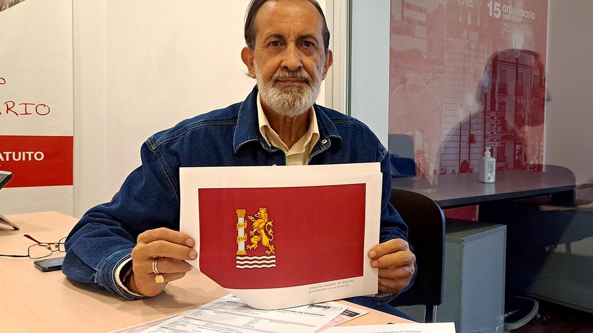 Miguel Calvo, portavoz de la comisión de expertos de la que ha salido la propuesta de bandera de Badajoz.