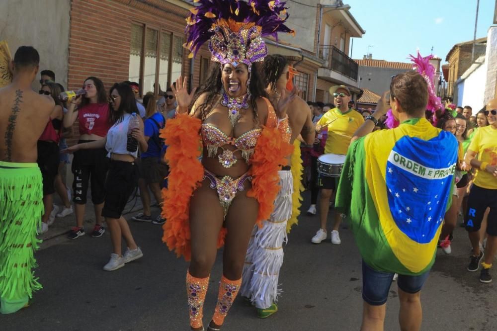 Desfile de peñas en Moraleja del Vino.