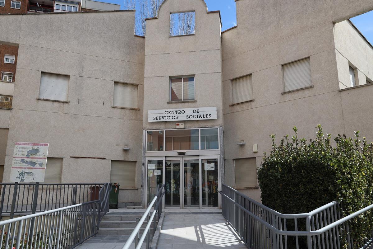 Edificio de servicios sociales en la avenida de La Hispanidad.