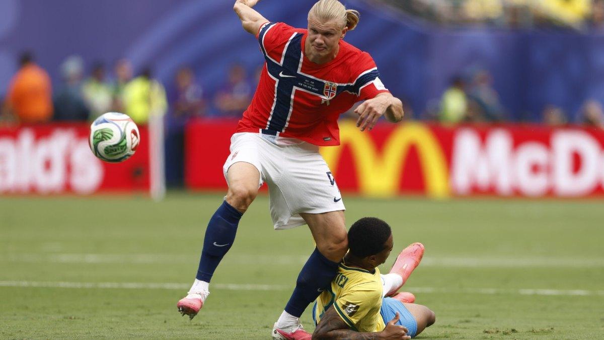Haaland intenta controlar el balón en una acción ofensiva