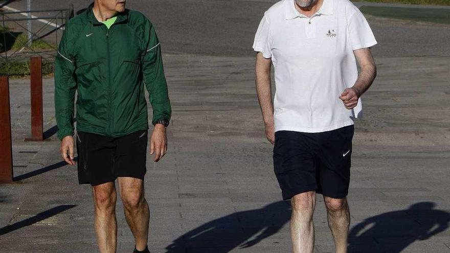 Mariano Rajoy, acompañado por el presidente de la Autoridad Portuaria de Marín, José Benito Suárez, durante su caminata ayer por la Ruta da Pedra e da Auga, en Ribadumia. // Salvador Sas