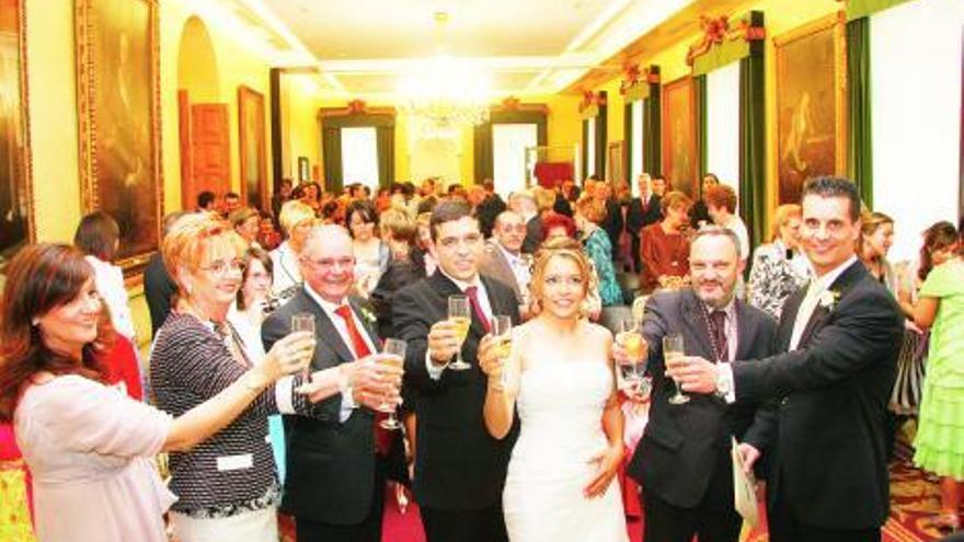 Lidia Meire González y Darío García Sánchez, brindando con los testigos y José Manuel Sariego.