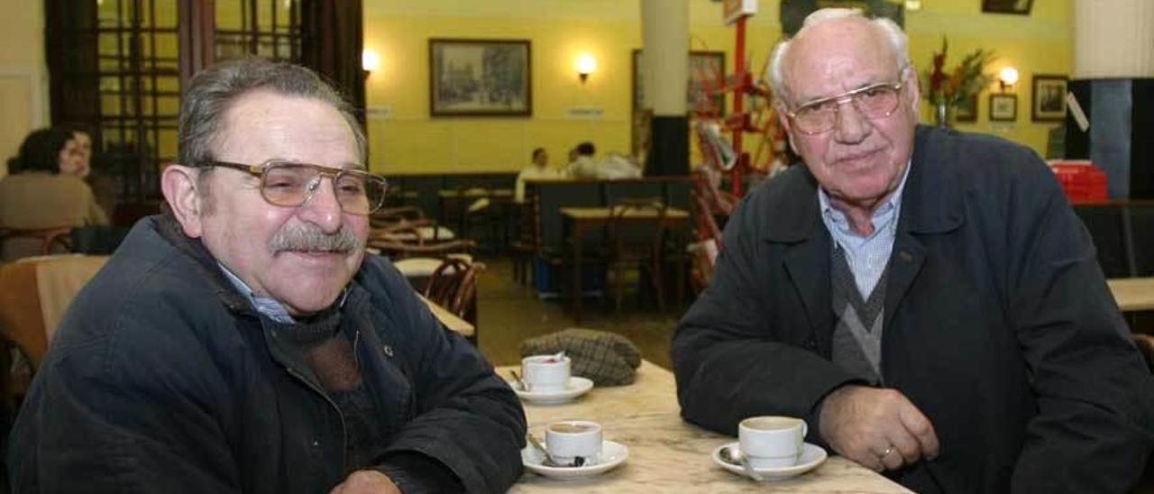 Marcelo, a la izquierda, con otro histórico de la resistencia al franquismo, Manuel García González, &quot;Otones&quot;.