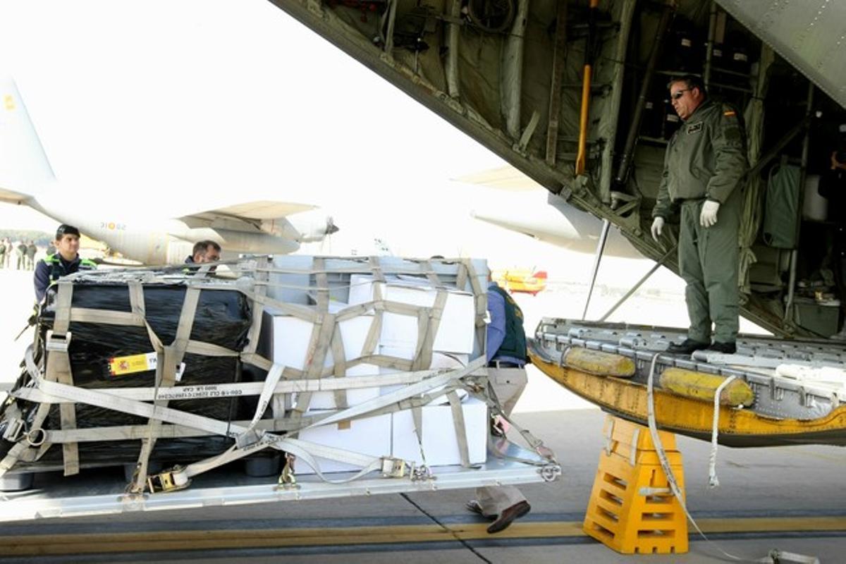 Llegada en avión del tesoro de la fragata Mercedes.